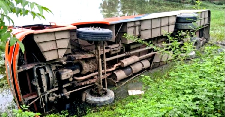 শরণখোলায় গভীর রাতে নিয়ন্ত্রণ হারিয়ে সড়কের বাইরে বাস,শিশুসহ ৭ যাত্রী প্রাণে রক্ষা