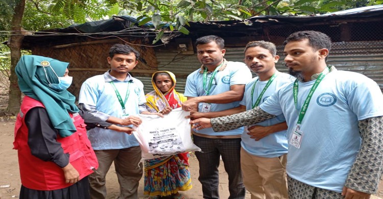 রাঙ্গুনিয়ায় ভারী বর্ষণে সৃষ্ট বন্যা ও পাহাড় ধসে ক্ষতিগ্রস্ত অসহায় মানুষের পাশে রাঙ্গুনিয়া সাহিত্য পরিষদ