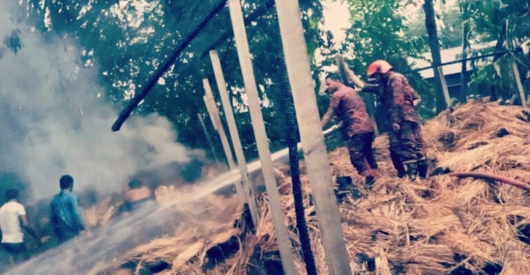 মাদকবিরোধী অবস্থানের জেরে পঞ্চগড়ে বিএনপি নেতার খড়ের গুদামে অগ্নিসংযোগের অভিযোগ